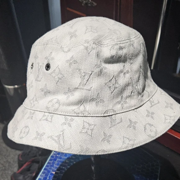 Louis Vuitton Bob Reversible Monogram Bucket Hat - Picture 3 of 4